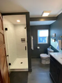 Totally renovated large family getaway! King bed - Image 3