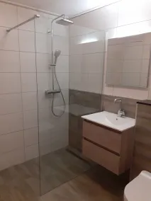 Luminoso apartamento com dois quartos localizado na praia ensolarada - Image 2