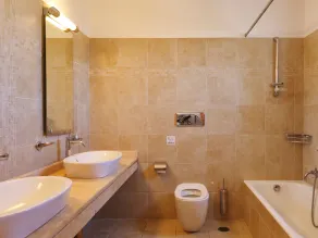 Villa för sex. Stor pool, havsutsikt, lawned trädgårdar. Nära stranden och bekvämligheter. - Image 2