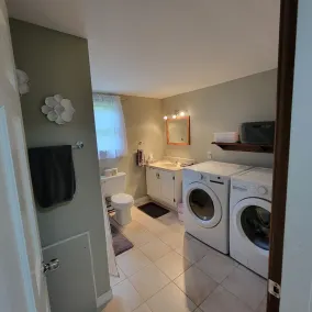 Naini's Rental, 4 bedrooms, located on Deer Island, N.B. 5 mins from the water. - Image 2