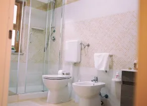 APARTAMENTOS A ALGUNS PASSOS DO MAR COM GRANDES ESPAÇOS AO AR LIVRE E WIFI - Image 2