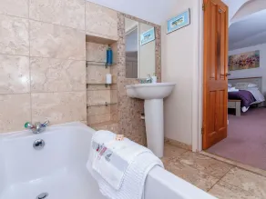 3 bedroom accommodation in Bosherston - Image 4