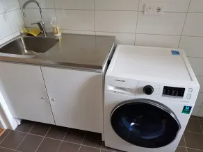 Maison moderne nouvellement construite uniquement située directement au bord du lac avec son propre quai et bateau - Image 3