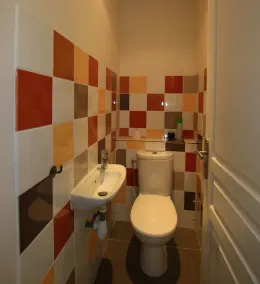 Hus med pool och trädgård - Image 4