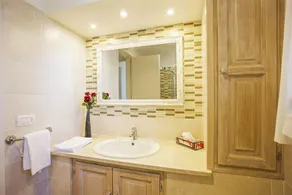 Cozy 3-room apartment with beautiful garden and fantastic view of the lake - Image 4