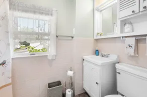 Bright & Cheerful Coastal Cottage for Multi-week & Monthly Stays - Image 5