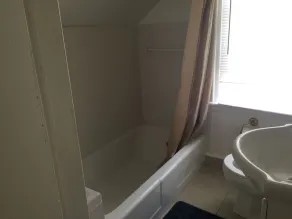 Entire House in Quiet Residential Area Close to Everything, Very Clean, Non-Smoking. - Image 3