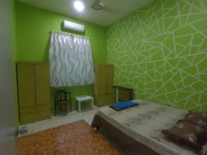 Comfortable house with good access, parking space & 5 minutes drive to Town only - Image 4
