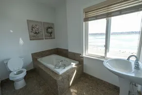Beautiful 2 bed, 2 bath condo on St Clair River in Marysville, MI - U1 - Image 4