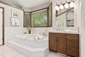 Chateau Woodlands in Salt Lake with Guesthouse and Hot Tub - Image 4
