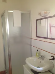 Petite maison dans le bois avec piscine - Image 2