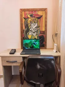 Apartamento arrumado e calmo, equipado com Wi-Fi perto do aeroporto e do oceano - Image 5