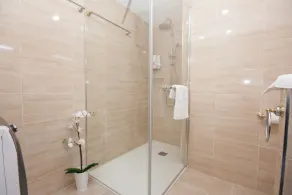 Wake up to Splendida vista sull'oceano da questo appartamento chic - Image 4