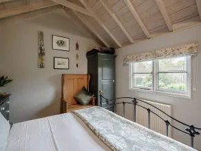 1 bedroom accommodation in Ashford - Image 5