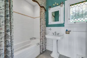 Ocean View, Pathway Situated, Large Wrap Around Porch, Private Parking! - Image 4