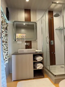 New York Houseboat - Image 2