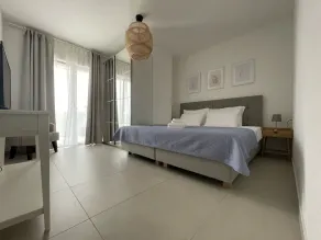 Secluded 2 Bedroom Seafront Suite with hot tub - Image 5