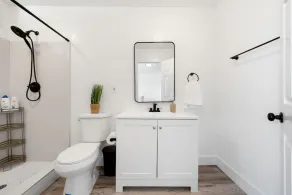 Stylish 3BD/2BA Oasis / Office/Yoga RM/Serene Yard - Image 4