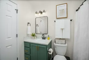 Private Newly Renovated modern loft studio with Free Parking, AC/Heat and WiFi  - Image 4