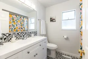 Centrally located 3 bedroom 2 bathroom close to stores, restaurants and downtown - Image 3