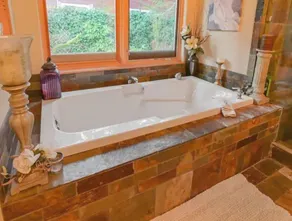 Beautiful lakefront home in Vida, Or - Image 3