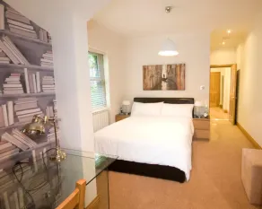 Cozy City Retreat in London - Image 4