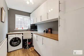 Silver Stag Properties Large 4 bed Property - Image 3