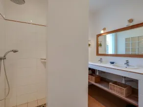 Vacation Home em Saint-colomban com 5 quartos e capacidade para 10 pessoas - Image 2