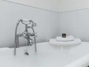 4-Bed All En-Suite, Panoramic Cairngorm Views & Cosy Wood Burner - Image 5