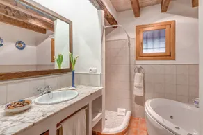 Casa rural \"Can Vaja\", una propiedad de estilo mallorquín con piscina, terraza y jardín - Image 3