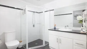 Heart & Shoal - Gorgeous beachside apartment overlooking Shoal Bay - Image 4