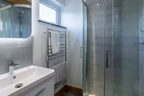 Modern, luxury and spacious - A great place for family and friends to relax! - Image 5