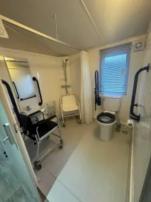Holiday Home Sleeps 5 With Parking - Image 2