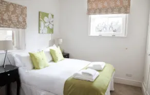 Deluxe 2 bedroom apartment - Image 3