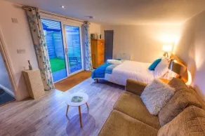 1 Bed Cabin. Parking. Private & secure Garden. Pets welcome. Nr to beaches/walks - Image 4