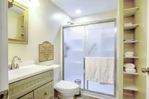 COMFY HIDE-OUT (SLEEPS 6) - Image 4
