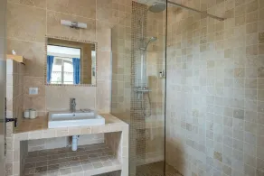 Spacious, comfortable stone farmhouse with swimming pool for 8 people in Uzès - Image 3