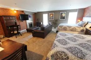 Double Queen Guestroom - Image 4