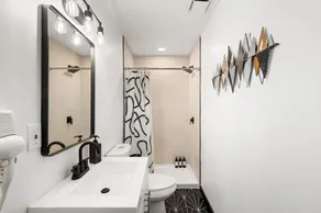 Modern 3BR Philadelphia Stay, Central Location & Free Parking - Image 5