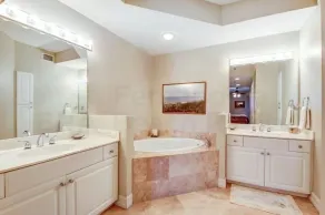 Deluxe Condo at Main Beach - Image 3