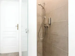 Pleasing 2BR Apt. AKH-Perfect for Groups - Image 3