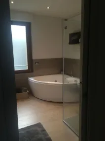 Modernes, neues Zuhause mit unglaublichem Seeblick. See und Stadt zu Fuß erreichbar - Image 3