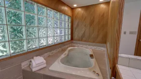 Rogue Keystone Lodge- River Front Views/Spa/Sleeps 7 - Image 3