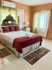 Impeccable Spacious 3 Bedroom Home Near Beach! - Image 4