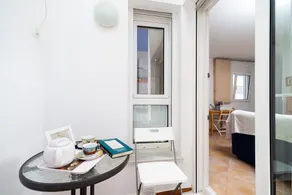 Beautiful apartment with central location near the beach with air conditioning and balcony. - Image 5