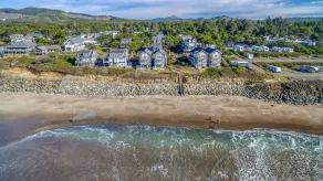 Oceanfront Bella Beach Beauty has Two Decks, Upper Floor Great Room, King Suite! - Image 5