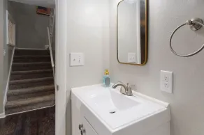 stylish townhome, sleeps 8, pet friendly - Image 3