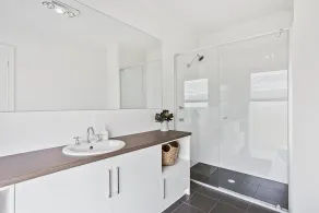 Sea View@Silver Sands - 8 Guests | 3 Bedrooms | 5 Beds | 2 Bathrooms - Master Bedroom: Queen bed, Bedroom 2: Queen bed, Bedroom 3: 2 Single beds and 1 Set of Bunk beds - Image 3