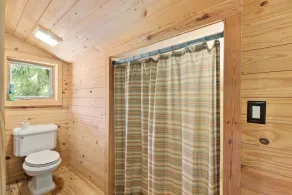 Schauen Sie sich die wunderschöne Cedar Lodge am Lake Weir an! - Image 4