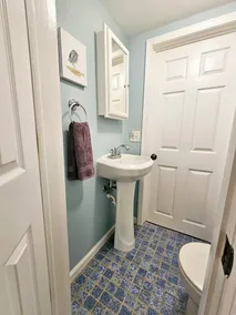 Vintage charm, modern comfort! Lakeshore retreat 3 mins to the beach! - Image 3